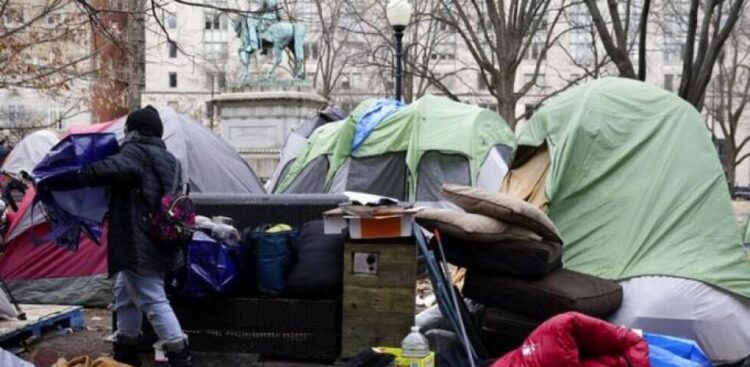 Florida prohíbe a las personas sin hogar dormir en calles y plazas