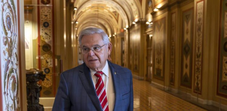 Senador de EE.UU. Bob Menéndez, acusado de corrupción, desiste de la reelección demócrata